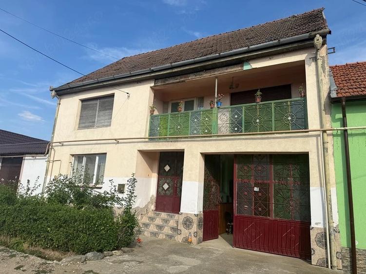 Casă cu 7 camere cu Teren 3000 Mp în Var