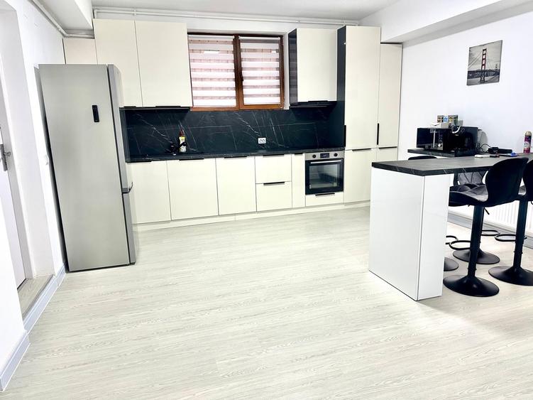 Apartament cu 3 camere semidecomandat, mobilat în Bucureștii Noi