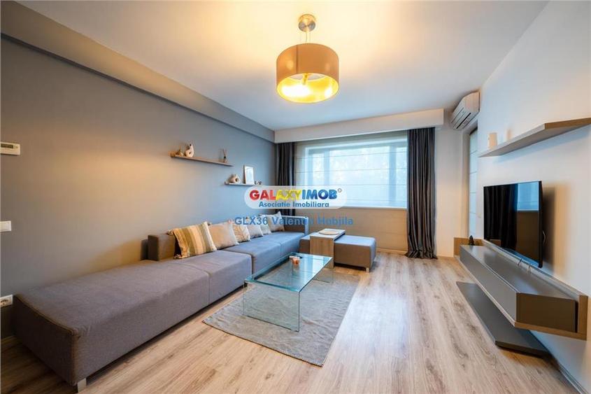 Apartament cu 3 camere semidecomandat, mobilat în Băneasa
