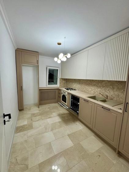 Apartament cu 3 camere decomandat în Palat