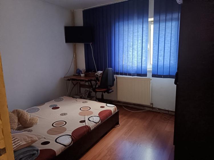 Apartament cu 3 camere decomandat, mobilat în Titan