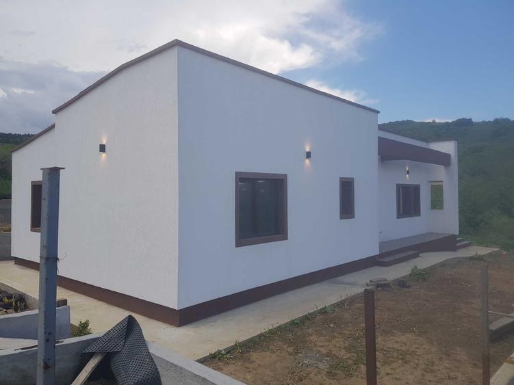 Casă cu 4 camere în Tomești