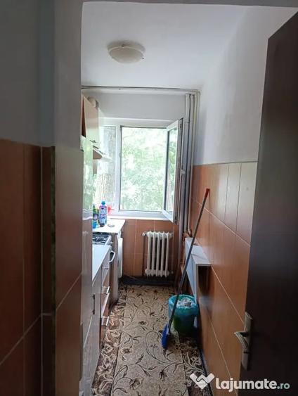 Apartament cu 3 camere semidecomandat în Alexandru cel Bun