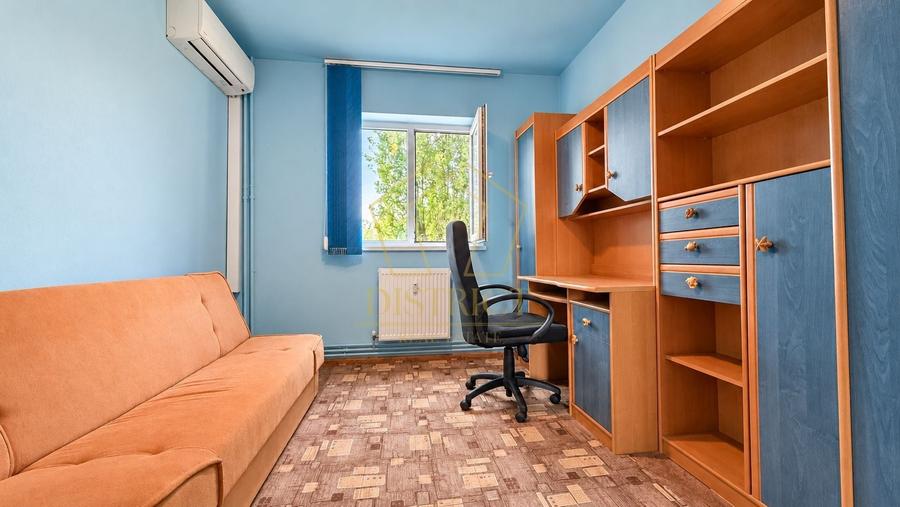 Apartament cu 3 camere semidecomandat, mobilat în Dacia