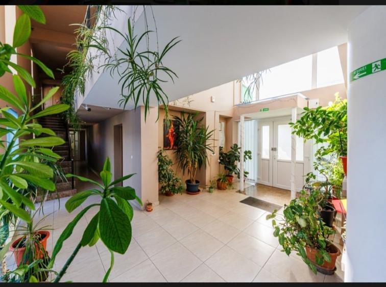 Casă individuală cu 7 camere cu Teren 1000 Mp în Girocului