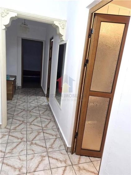 Apartament cu 3 camere decomandat în Obor