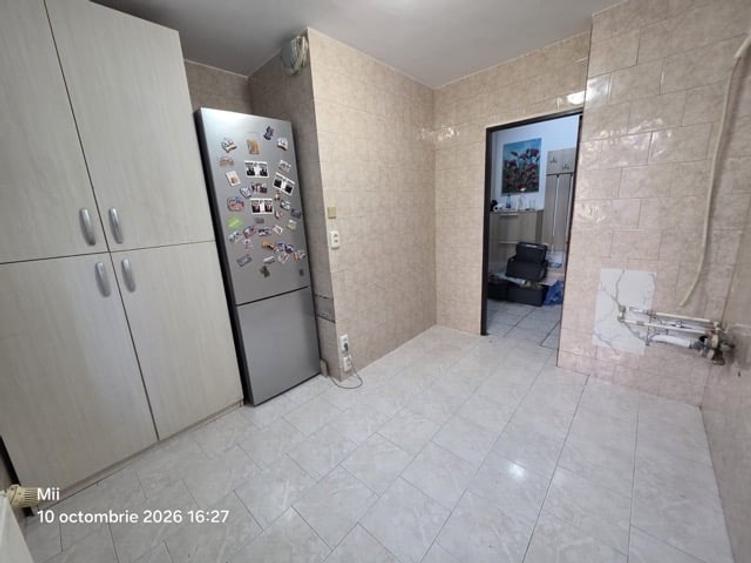 Apartament cu 3 camere decomandat în Drumul Taberei