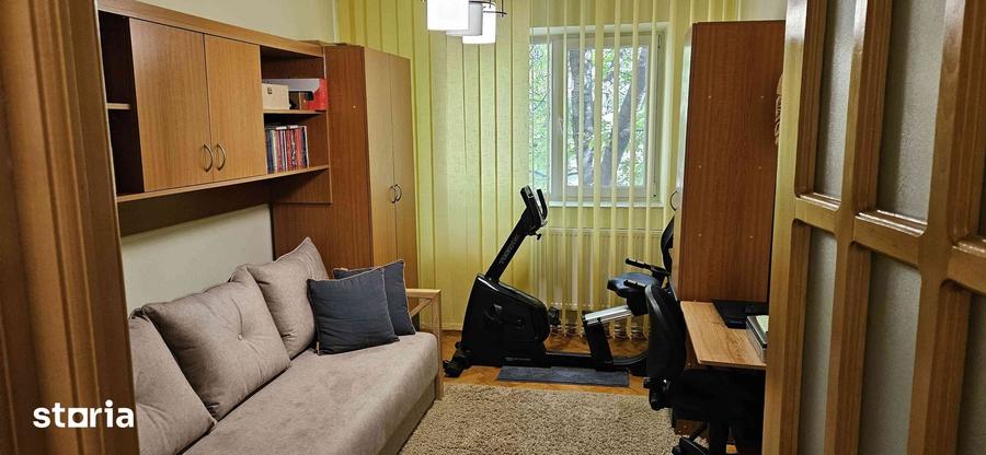 Apartament cu 4 camere decomandat în Est