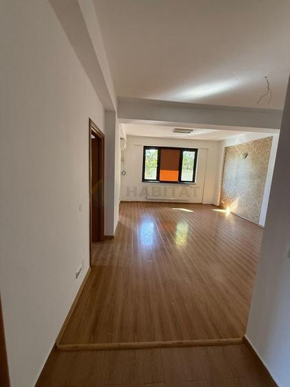 Apartament cu 3 camere semidecomandat în Jiului