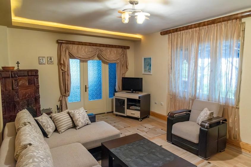 Casă individuală cu 5 camere cu Teren 990 Mp în Periferie