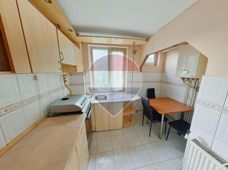 Apartament cu 4 camere decomandat, mobilat în Central