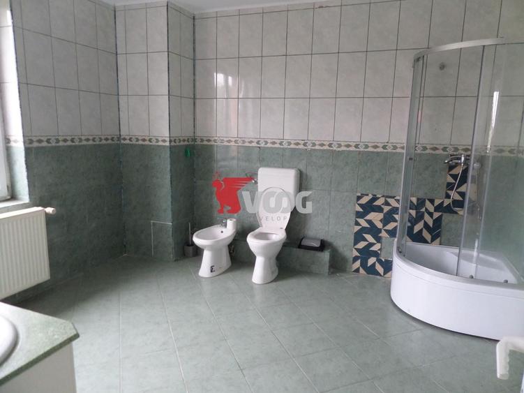 Casă individuală cu 8 camere cu Canalizare în Mehala