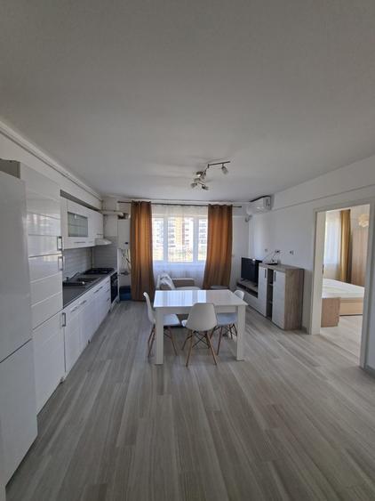 Apartament cu 3 camere decomandat în Titan