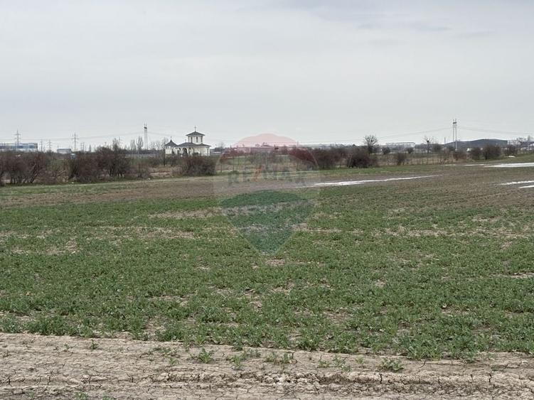 Teren agricol intravilan de 12651 mp, în Central