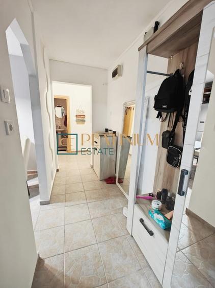 Apartament cu 3 camere semidecomandat, mobilat în Aradului
