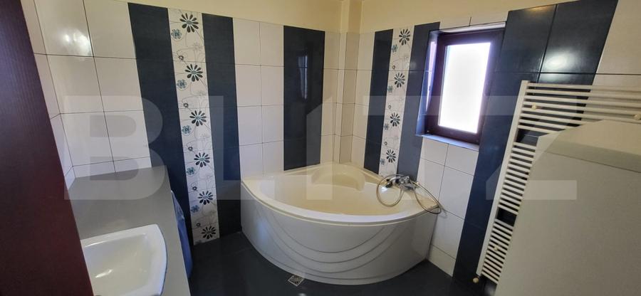 Apartament cu 3 camere semidecomandat, mobilat în Calea Dumbrăvii