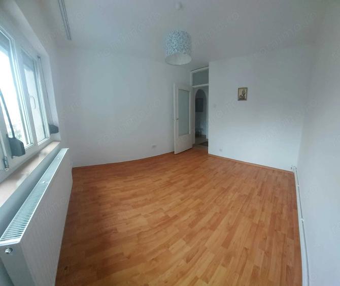 Apartament cu 3 camere decomandat în Micro 21