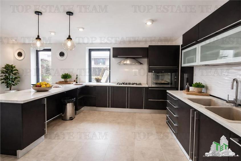 Casă individuală cu 7 camere cu Teren 1000 Mp în Corbeanca