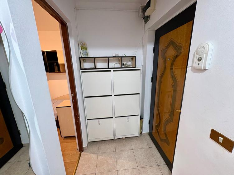 Apartament cu 3 camere semidecomandat în P-ța Reșița
