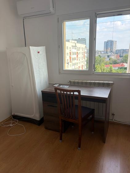 Apartament cu 4 camere decomandat în P-ța Victoriei