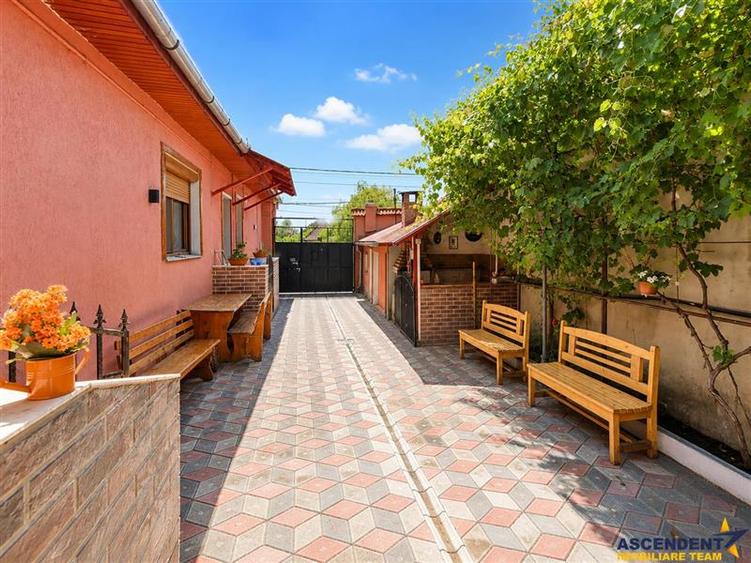 Casă individuală cu 4 camere cu Canalizare în Sânpetru