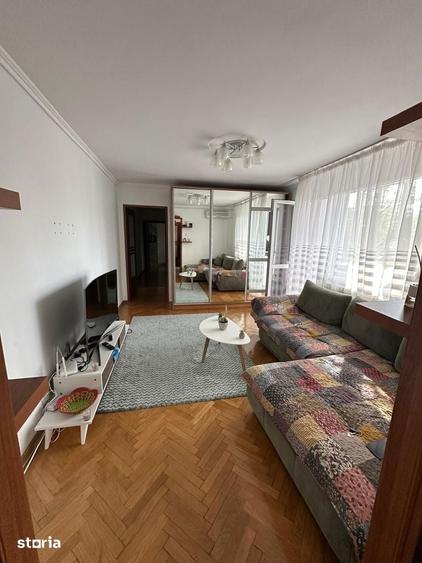 Apartament cu 3 camere semidecomandat în Militari