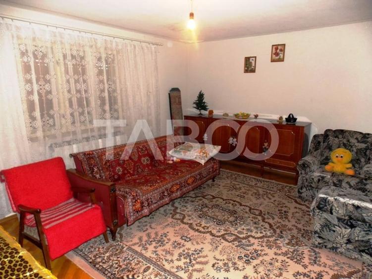 Casă individuală cu 6 camere decomandat cu Canalizare în Gușterița