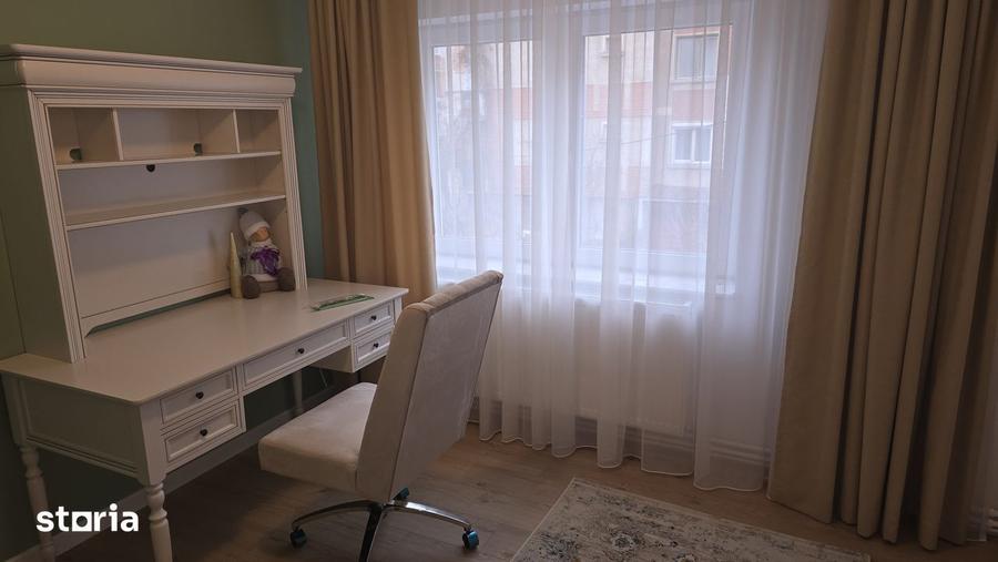Apartament cu 4 camere decomandat în Micul Dallas