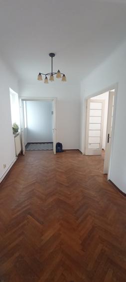 Apartament cu 3 camere semidecomandat în Tineretului
