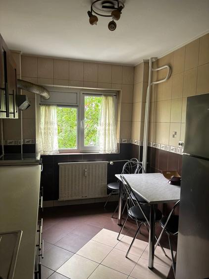 Apartament cu 4 camere semidecomandat în Tineretului