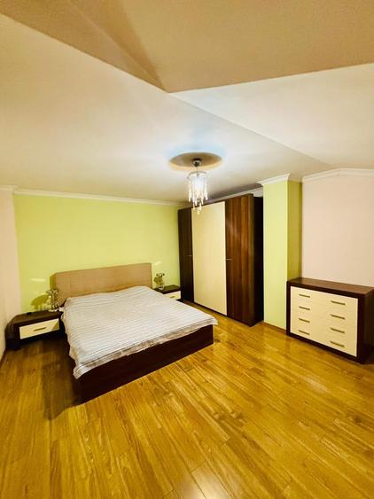 Apartament cu 4 camere decomandat în Trocadero