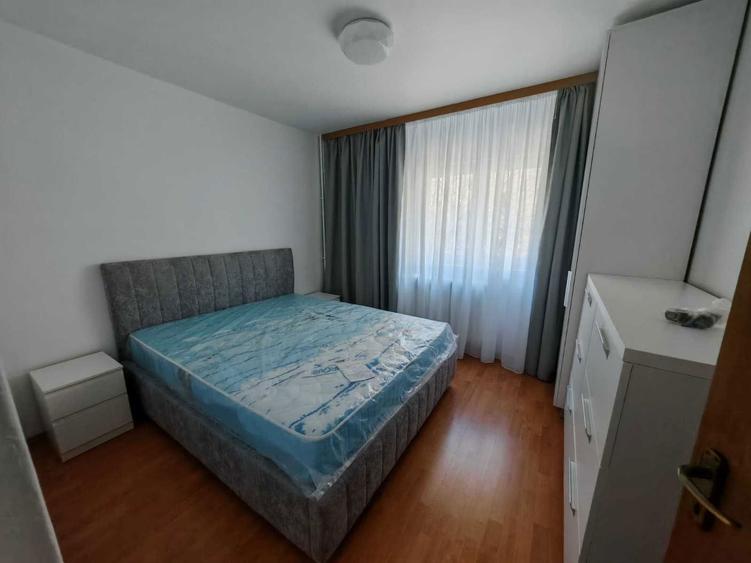 Apartament cu 3 camere semidecomandat în Alexandru Obregia