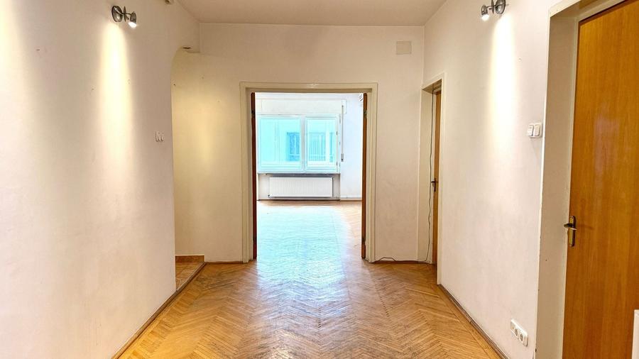 Apartament cu 4 camere decomandat în Victoriei