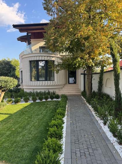 Casă individuală cu 12 camere cu Piscina în Băneasa