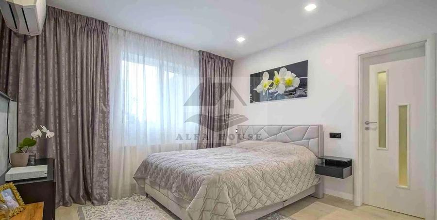 Apartament cu 4 camere decomandat în Tractorul