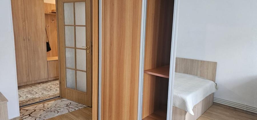 Apartament cu 2 camere decomandat, mobilat în Piața Centrală