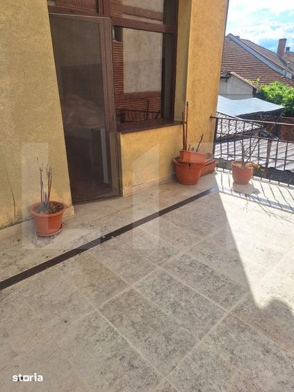 Casă cu 7 camere cu Teren 550 Mp în Central