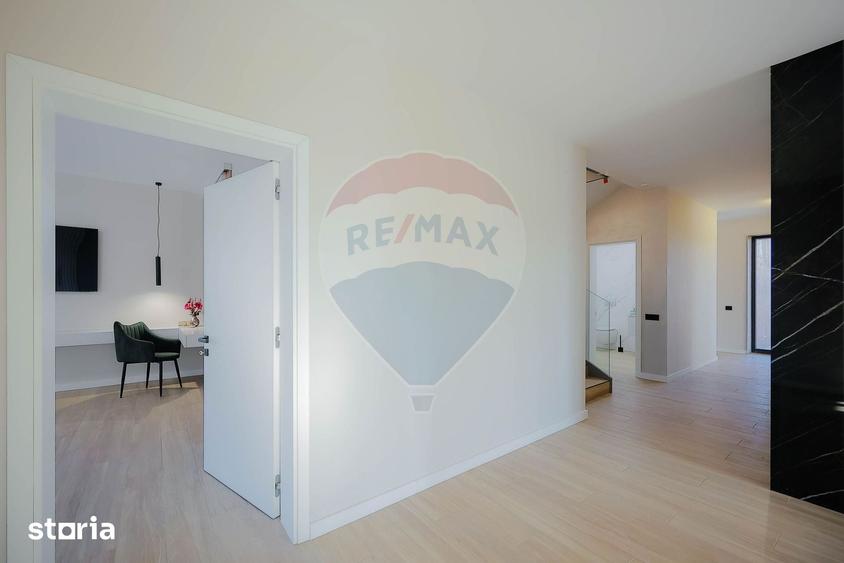 Casă cu 8 camere cu Teren 1100 Mp în Sânmartin