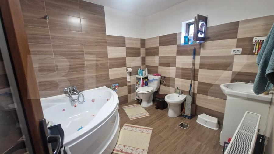 Casă individuală cu 5 camere cu Canalizare în Rotbav