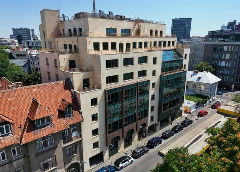 Birou, de 6,750 mp, în Universitate