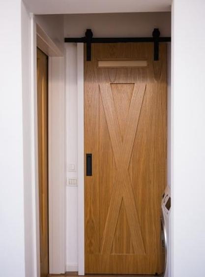 Apartament cu 3 camere semidecomandat, mobilat în Costin Georgian