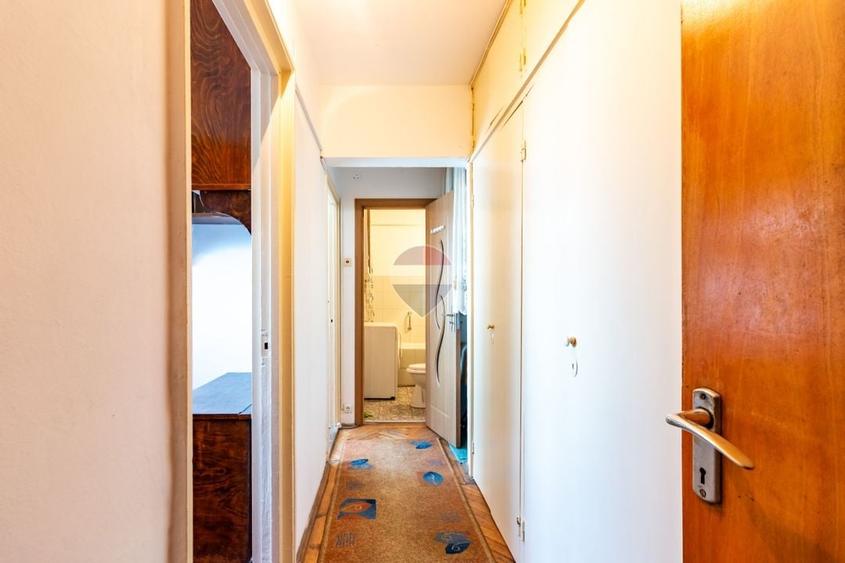 Apartament cu 3 camere semidecomandat în Obor