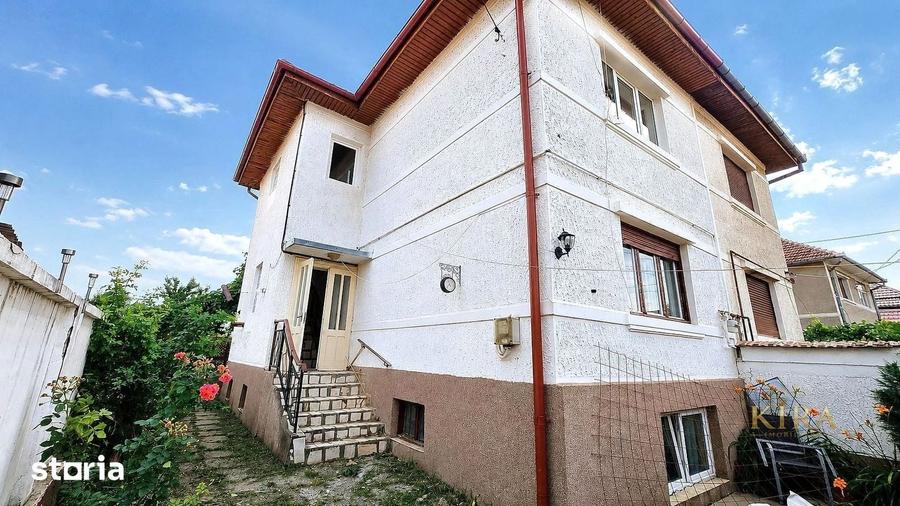Casă cu 6 camere cu Teren 700 Mp în Central