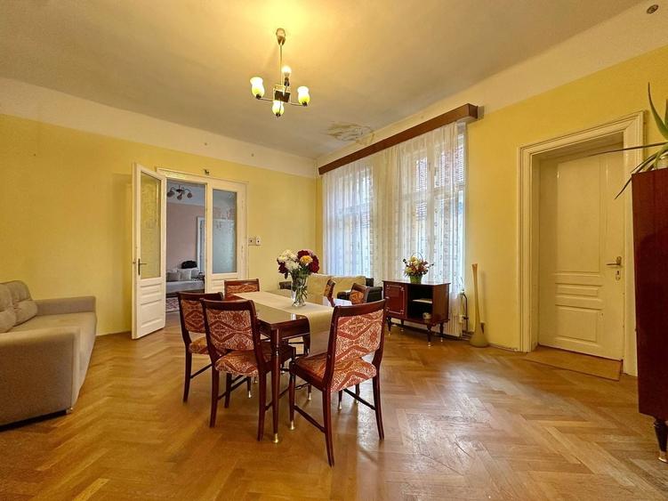 Apartament cu 6 camere nedecomandat în Centrul Istoric