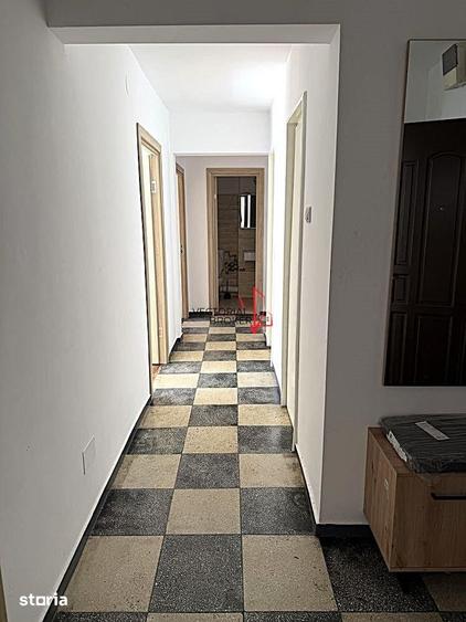 Apartament cu 3 camere semidecomandat în Tei