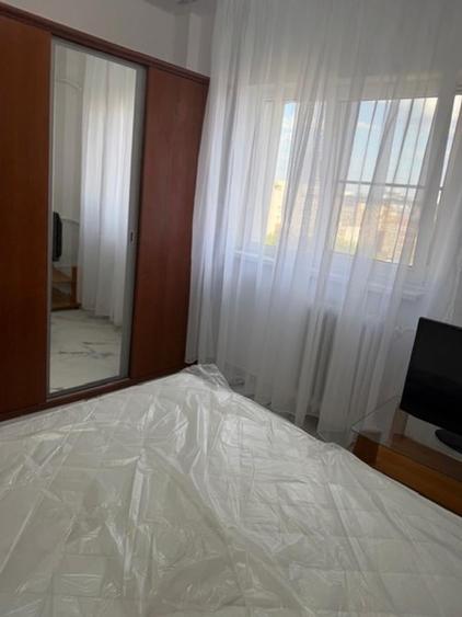 Apartament cu 3 camere decomandat, mobilat în Banu Manta