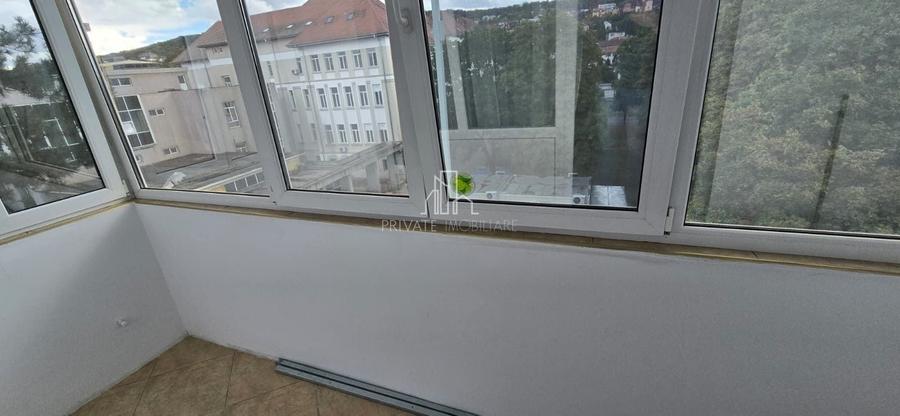 Apartament cu 2 camere decomandat în Cornișa