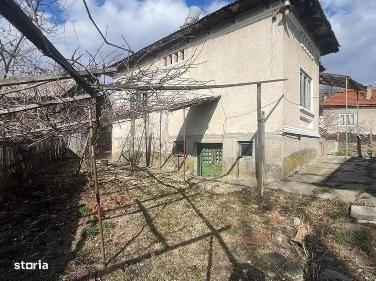Casă cu 4 camere cu Teren 2064 Mp în Central