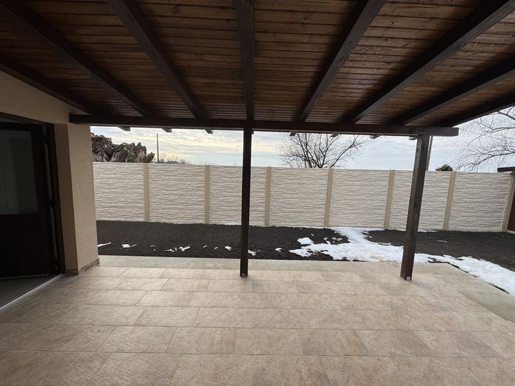 Casă individuală cu 3 camere cu Canalizare în Sânmihaiu Român