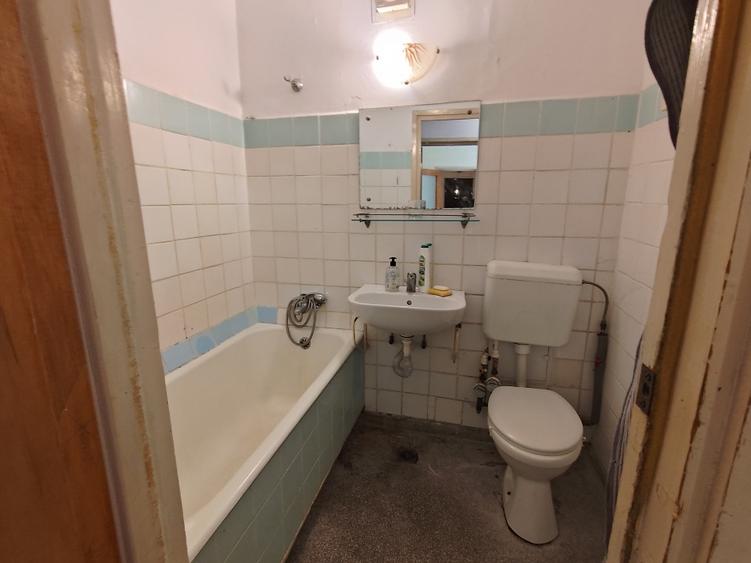 Apartament cu 3 camere semidecomandat în Drumul Taberei